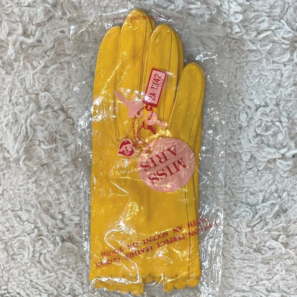 Vintage Miss Aris Yellow Leather Gloves Scalloped Edge 1950s 1960s Size 6.5 NEW